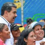 Citizens pose for a selfie with Venezuelan President Maduro, Aug. 2025. Photo: @NicolasMaduroMoros.