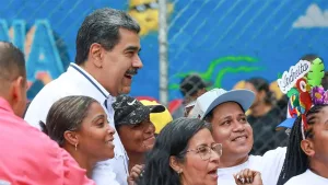 Citizens pose for a selfie with Venezuelan President Maduro, Aug. 2025. Photo: @NicolasMaduroMoros.