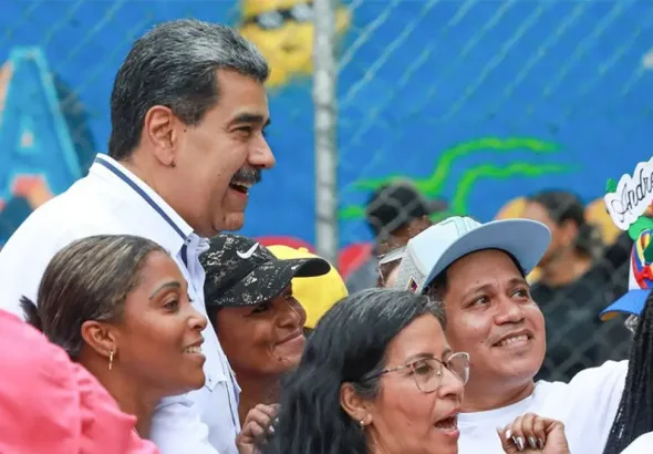 Citizens pose for a selfie with Venezuelan President Maduro, Aug. 2025. Photo: @NicolasMaduroMoros.