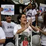 Activist Martha Lía Grajales (center) leading a protest in front of the Supreme Court of Venezuela, August 5, 2025. Photo: AFP/Juan Barreto.