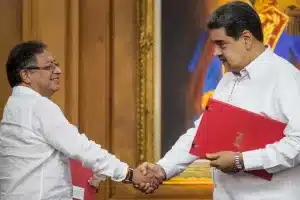 The president of Colombia, Gustavo Petro, shakes hands with his Venezuelan counterpart, Nicolás Maduro, during the former's visit to Venezuela. Photo: EFE/file photo.