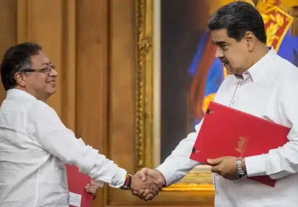 The president of Colombia, Gustavo Petro, shakes hands with his Venezuelan counterpart, Nicolás Maduro, during the former's visit to Venezuela. Photo: EFE/file photo.
