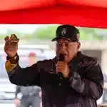 Venezuelan Interior Minister Diosdado Cabello holds up a shaped charge that is used to provide more killing power to explosives. The element was part of a shipment of explosives seized in Maturín, Monagas state, August 9, 2025. Photos: IG/@minjusticia_ve.