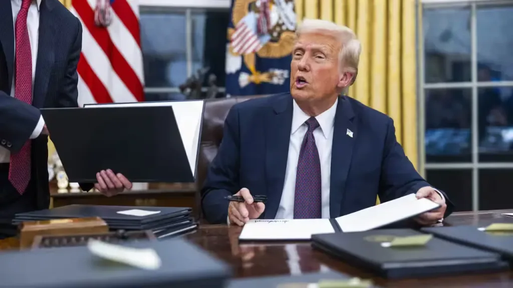 US President Donald Trump in his office in the White House. Photo: EFE.