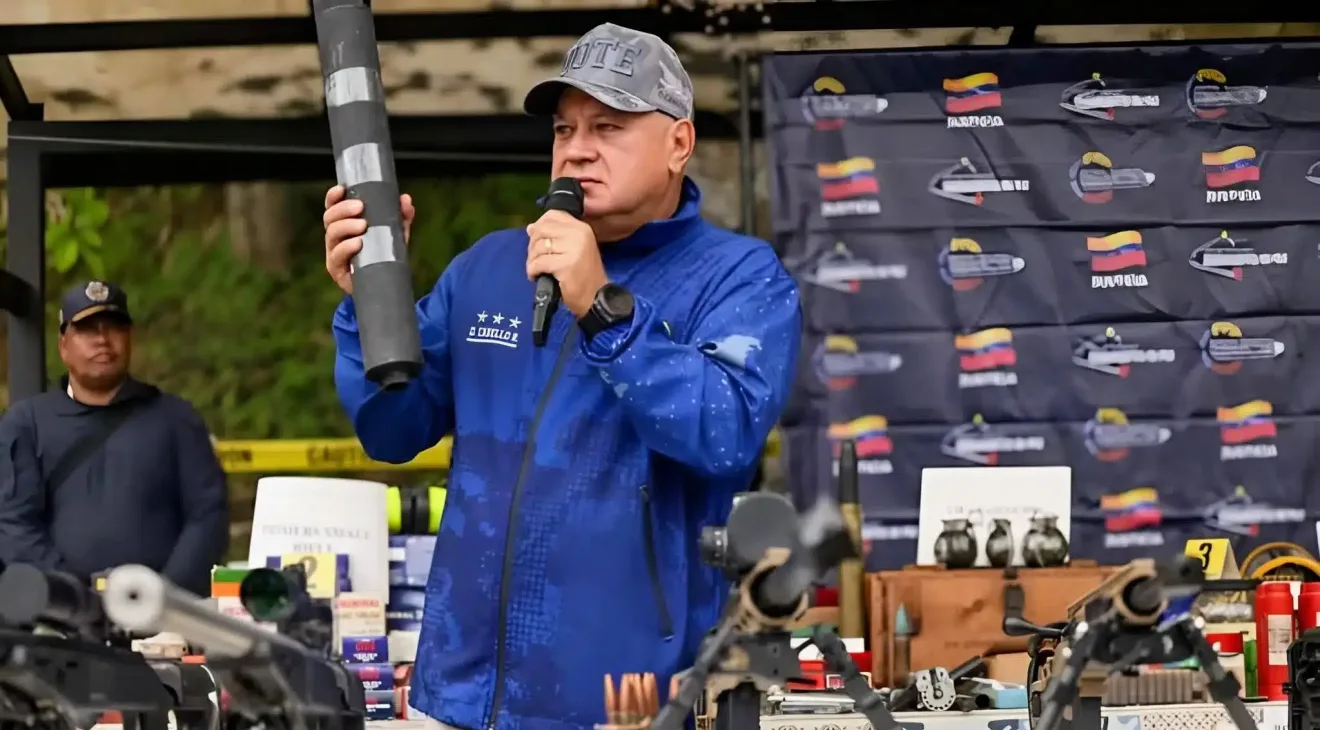 Venezuelan Interior Minister Diosdado Cabello showing part of the high-caliber military arsenal seized by law enforcement agencies. Oripoto, Miranda state, Venezuela, August 19, 2025. Photo: IG/@minjusticia_ve.