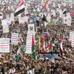 People march in Sana'a, capital of Yemen, in support of Palestine. Photo: EFE.