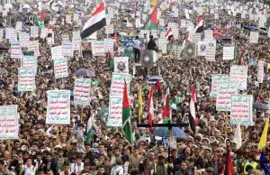 People march in Sana'a, capital of Yemen, in support of Palestine. Photo: EFE.