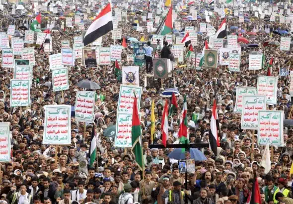 People march in Sana'a, capital of Yemen, in support of Palestine. Photo: EFE.