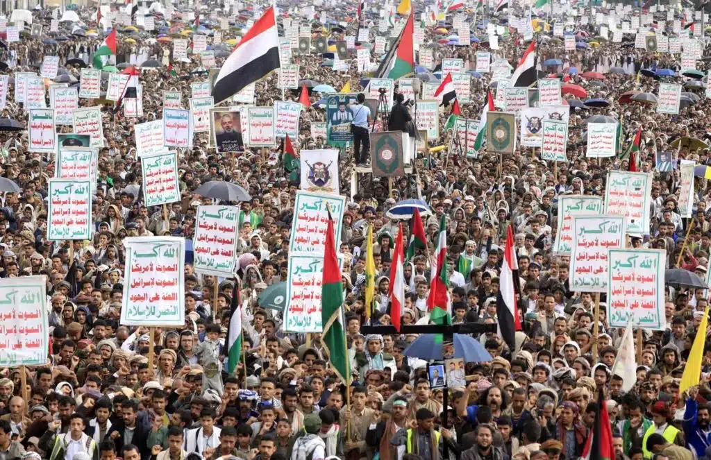 People march in Sana'a, capital of Yemen, in support of Palestine. Photo: EFE.