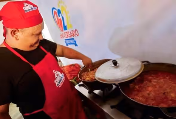 Venezuelan chef at work: the Zulia government has created kitchens dedicated to vulnerable people. Photo: government of Zulia state, Venezuela.