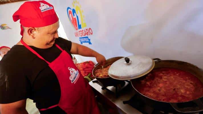 Venezuelan chef at work: the Zulia government has created kitchens dedicated to vulnerable people. Photo: government of Zulia state, Venezuela.
