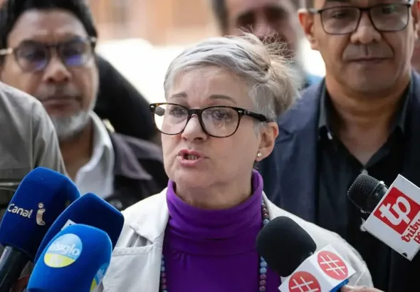 Venezuelan lawyer Maria Alejandra Diaz issuing a statement to the press in 2024; she is escorted by Venezuelan Communist Party members, including the secretary general, Oscar Figuera. Photo: Ronald Peña R./EFE/file photo.