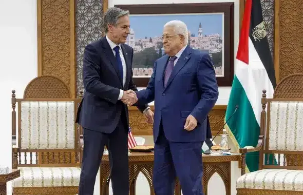 US Secretary of State Antony Blinken (left) and Palestinian Authority President Mahmoud Abbas (right), meet on Nov. 30, 2023. AFP.