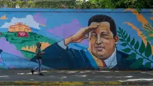 A woman walks past a mural of Hugo Chavez in Caracas, Venezuela, May 29, 2022. Photo: Jimmy Villalta/ZUMA Press Wire/Legion-Media.