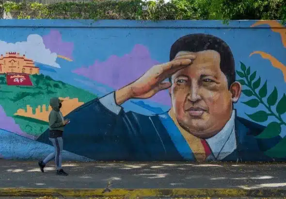 A woman walks past a mural of Hugo Chavez in Caracas, Venezuela, May 29, 2022. Photo: Jimmy Villalta/ZUMA Press Wire/Legion-Media.