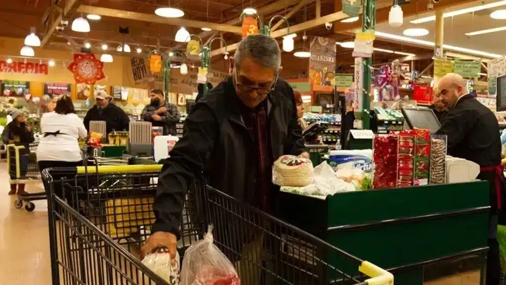 A customer puts the groceries he bought from the Northgate supermarket in a cart. Photo: Felipe Chacón/EFE.