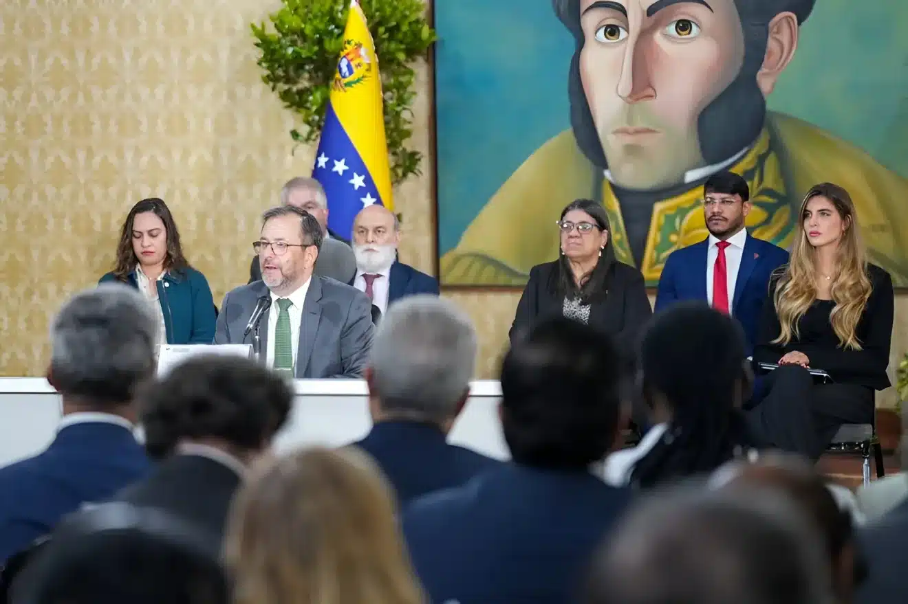 Venezuelan Foreign Minister Yvan Gil escorted by deputy ministers while addressing the Consular Corps on Tuesday, August 12, 2025. Photo: Fuser News.