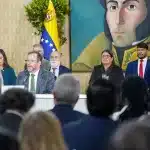 Venezuelan Foreign Minister Yvan Gil escorted by deputy ministers while addressing the Consular Corps on Tuesday, August 12, 2025. Photo: Fuser News.