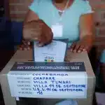 A man casts his vote this Sunday, August 17, at the School in Villa 14 de Septiembre, Villa Tunari municipality, Bolivia. Photo: Rodrigo Sura/EFE.
