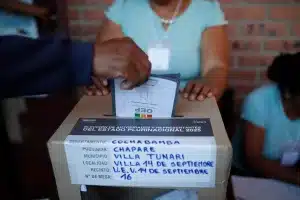 A man casts his vote this Sunday, August 17, at the School in Villa 14 de Septiembre, Villa Tunari municipality, Bolivia. Photo: Rodrigo Sura/EFE.
