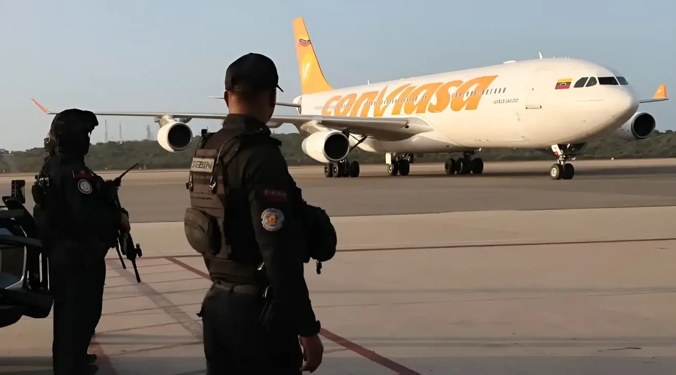 Venezuela's SEBIN agents monitoring the arrival of a Conviasa flight returning Venezuelan migrants deported from the US on Wednesday, August 13, 2025. Photo: IG/@minjusticia_ve.