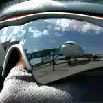 A Venezuelan intelligence agent guards a US jet carrying 200 migrants arriving at the Simón Bolívar International Airport in Maiquetía on Wednesday, August 27, 2025. Photo: IG/@minjusticia_ve.