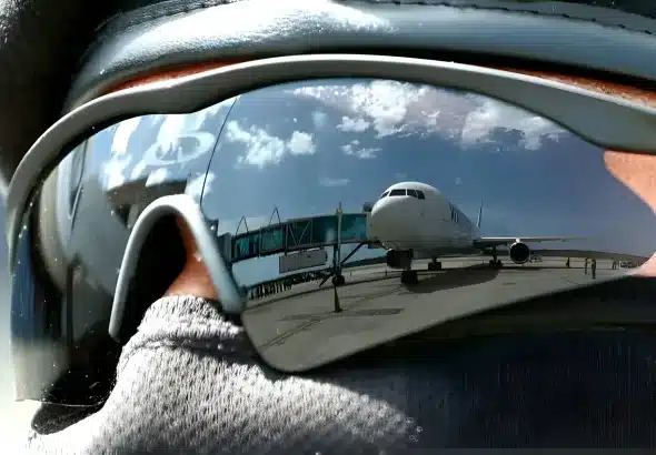 A Venezuelan intelligence agent guards a US jet carrying 200 migrants arriving at the Simón Bolívar International Airport in Maiquetía on Wednesday, August 27, 2025. Photo: IG/@minjusticia_ve.