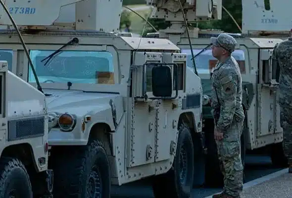 National Guard troops are deployed to the Washington Monument as part of US President Donald Trump’s mobilization of law enforcement on August 12, 2025 in Washington, DC. Photo: Andrew Leyden/Getty Images.