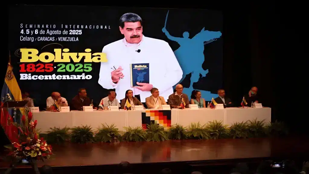 Venezuelan President Nicolás Maduro at the closing ceremony of the International Seminar for Bolivia's Bicentennial, extolling the legacy of BolĂvar and Sucre. Photo: Venezuela's Presidential Press.