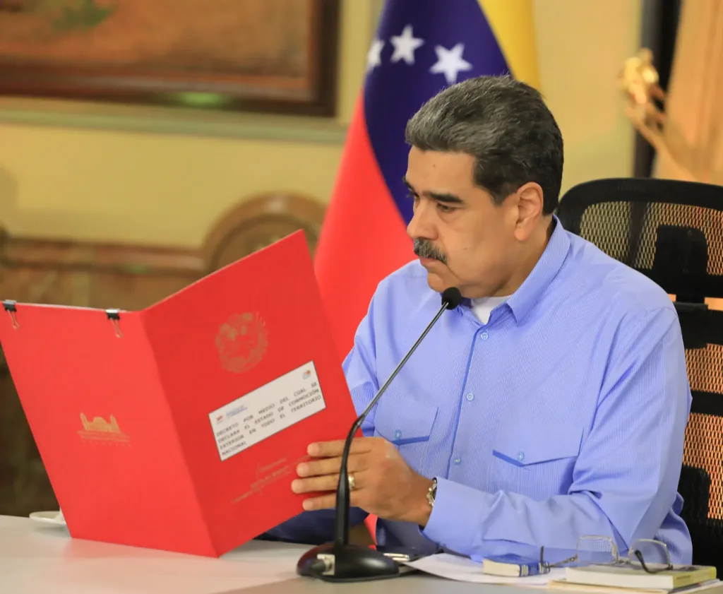 Venezuelan President NicolĂĄs Maduro reading the draft of an external unrest decree, which will protect Venezuela in a scenario of US military aggression. Miraflores Palace, Caracas, September 23, 2025. Photo: Venezuela's Presidential Press.