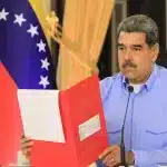 Venezuelan President Nicolás Maduro holding the draft of a decree regarding external unrest; the decree will protect Venezuela from US military aggression scenario. Miraflores Palace, Caracas, September 23, 2025. Photo: Venezuela's Presidential Press.