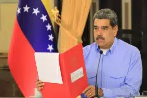Venezuelan President Nicolás Maduro holding the draft of a decree regarding external unrest; the decree will protect Venezuela from US military aggression scenario. Miraflores Palace, Caracas, September 23, 2025. Photo: Venezuela's Presidential Press.
