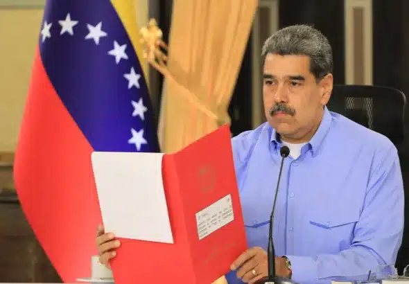 Venezuelan President Nicolás Maduro holding the draft of a decree regarding external unrest; the decree will protect Venezuela from US military aggression scenario. Miraflores Palace, Caracas, September 23, 2025. Photo: Venezuela's Presidential Press.