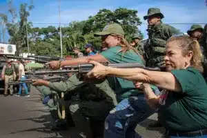 September 13, 2025, San Cristóbal, Venezuela: A group of civilians and military personnel aim assault rifles during training at a military camp. The training for militia members, reservists, and volunteers took place at various barracks and military training centers in Venezuela, organized by the government of Nicolás Maduro as part of what authorities describe as an effort to strengthen national defense through civil-military mobilization. Photo: Jorge Castellanos/Zuma Press/ContactoPhoto.
