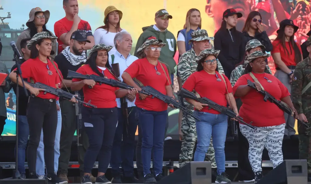 Venezuelan militia women being decorated by the FANB. Caracas, September 23, 2025. Photo: EFE.