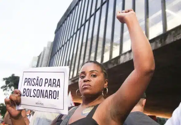 A woman holds a sign that reads ""Presão para Bolsonaro!"!" On January 8, 2024, a demonstration was held in São Paulo to commemorate the first anniversary of the attempted coup in Brasília. Photo: Elineudo Meira/@fotografia.75,