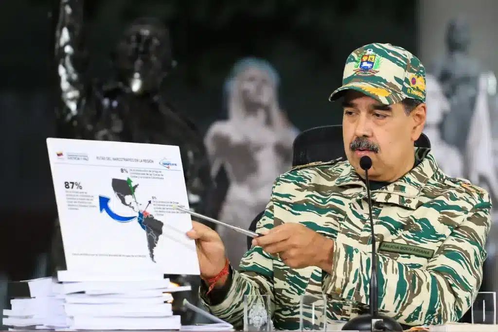 Venezuelan President Nicolás Maduro holds a map showing the maritime routes through which drugs from South America pass to reach the US, September 5, 2025. Photo: Presidential Press.
