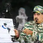 Venezuelan President Nicolás Maduro holds a map showing the maritime routes through which drugs from South America pass to reach the US, September 5, 2025. Photo: Presidential Press.