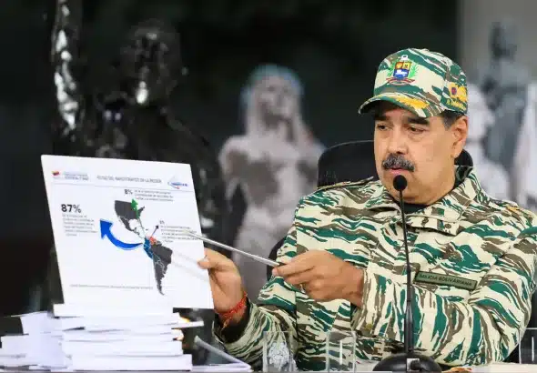 Venezuelan President Nicolás Maduro holds a map showing the maritime routes through which drugs from South America pass to reach the US, September 5, 2025. Photo: Presidential Press.