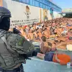 Marine from the Ecuadorian Armada next to the retained prisoners of the Guayaquil Penitentiary during the Armed Forces intervention, July 2023. Photo: teleSUR/File photo.
