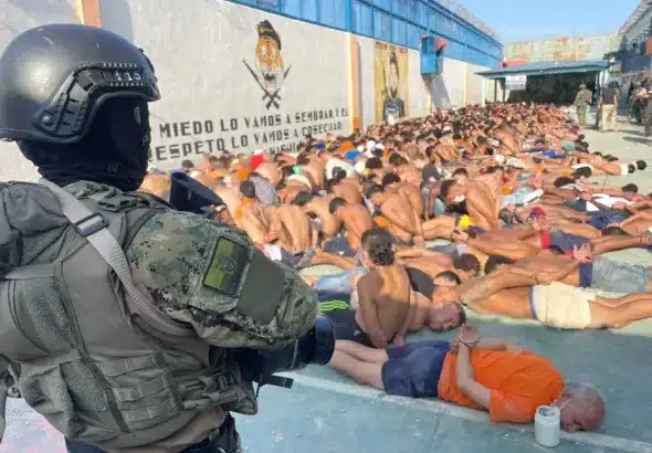 Marine from the Ecuadorian Armada next to the retained prisoners of the Guayaquil Penitentiary during the Armed Forces intervention, July 2023. Photo: teleSUR/File photo.