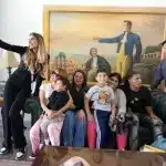 The president of the Great Return to the Homeland Mission, Camilla Fabri, takes a selfie with the repatriated Venezuelan children and their families, September 5, 2025. Photo: Ministry of the Interior, Justice and Peace of Venezuela.