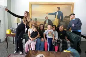 The president of the Great Return to the Homeland Mission, Camilla Fabri, takes a selfie with the repatriated Venezuelan children and their families, September 5, 2025. Photo: Ministry of the Interior, Justice and Peace of Venezuela.