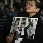 People gather to wait for the results of the legislative elections of the province of Buenos Aires in front of the house of former president Cristina Fernández, this Sunday, in Buenos Aires (Argentina). Photo: EFE/Adan González.