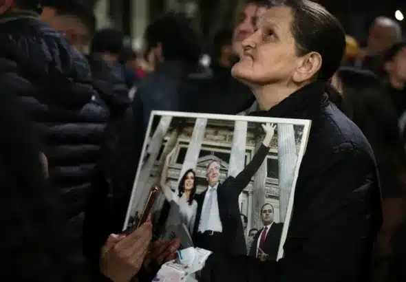 People gather to wait for the results of the legislative elections of the province of Buenos Aires in front of the house of former president Cristina Fernández, this Sunday, in Buenos Aires (Argentina). Photo: EFE/Adan González.