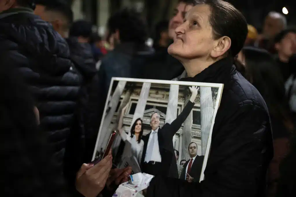 People gather to wait for the results of the legislative elections of the province of Buenos Aires in front of the house of former president Cristina Fernández, this Sunday, in Buenos Aires (Argentina). Photo: EFE/Adan González.
