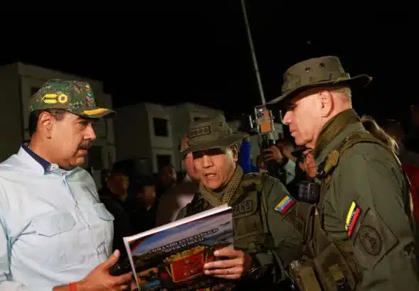 Venezuelan President Nicolás Maduro talking with Defense Minister Vladimir Padrino in Ciudad Caribia, La Guaira state, during the launching of the Independence 200 defensive military deployment, on September 11, 2025. Photo: Presidential Press.