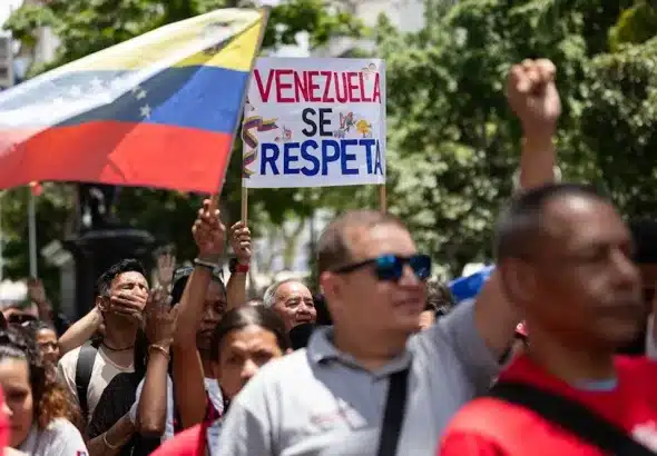 Venezuelans hold signs and flags in a demonstration. Photo: EFE.