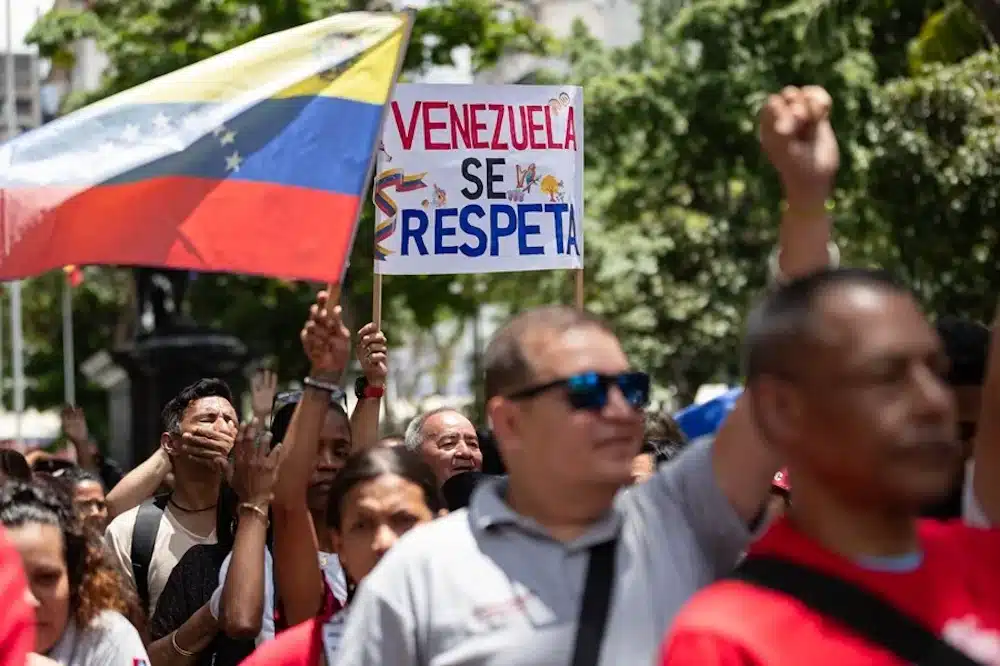 Venezuelans hold signs and flags in a demonstration. Photo: EFE.