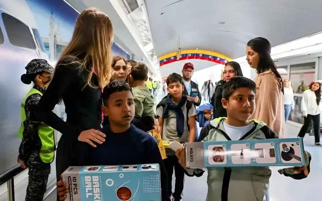Camilla Fabri, head of the Return to the Homeland Plan, greets and gives toys to the migrant children arriving back home on flight 67. Maiquetia, Friday, September 12, 2025. Photo: IG/@minjusticia_ve.